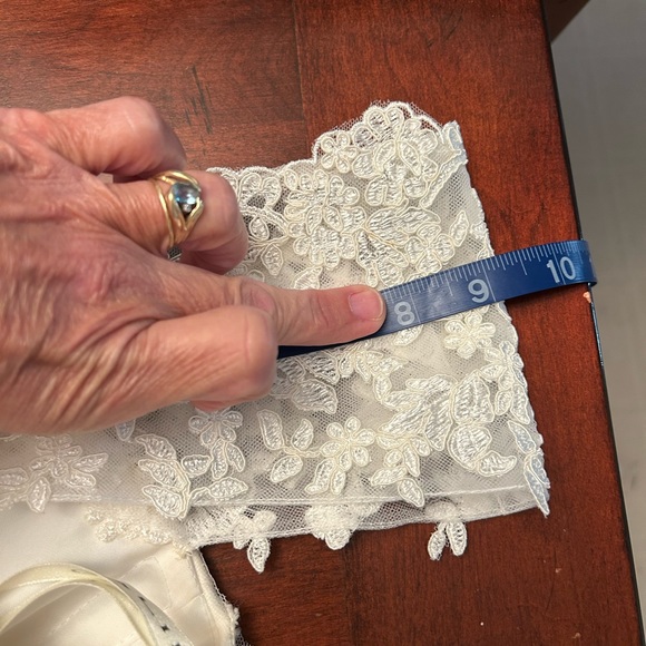 New without tags stunning beaded ivory David’s Bridal Gown side 18 - Picture 9 of 10